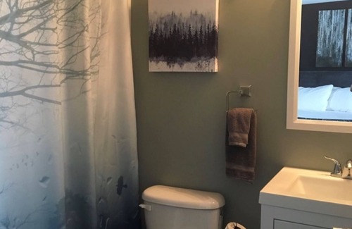 Two Harbors House | #2 Queen- View of Lake Superior, 2 minute walk to Burlington Bay!