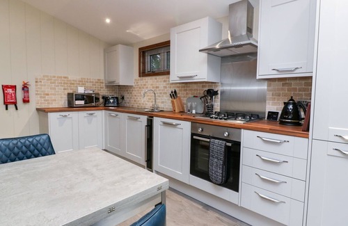 Dobwalls Cottage | 2 SOUTHERN PLACE, pet friendly, luxury holiday cottage in Dobwalls