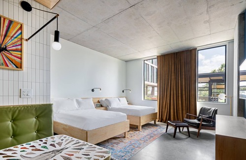 East Cesar Chavez Hotel | 2 Spacious Double Rooms at Arrive Austin, City View, Pets Are Welcome!