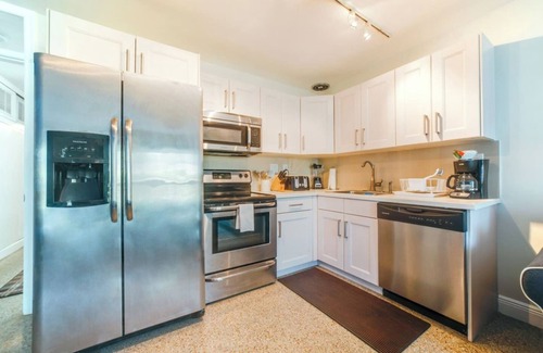 Poinsettia Heights Apartment | #2 ❤️ Spacious, Quiet, Elegant, with Full Kitchen