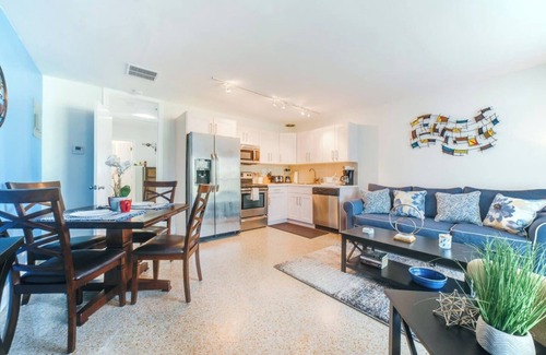 Poinsettia Heights Apartment | #2 ❤️ Spacious, Quiet, Elegant, with Full Kitchen
