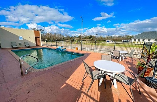 Rayne Hotel | 2-Star Hotel ∙ Days Inn by Wyndham Rayne