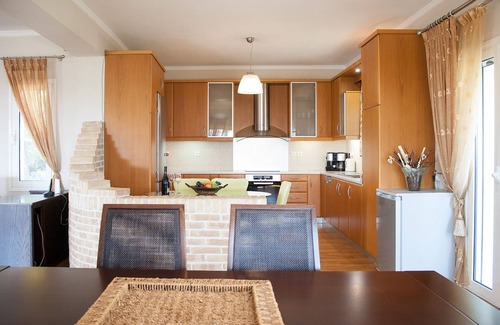 Katsarou Villa | 2-storey Spacious Villa, Infinitive view & Yard with BIO Greens