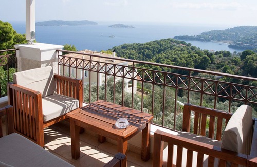 Katsarou Villa | 2-storey Spacious Villa, Infinitive view & Yard with BIO Greens