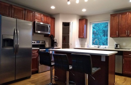 Renton House | ⁑ 2 Townhomes with Smart TV & Blackout Curtains