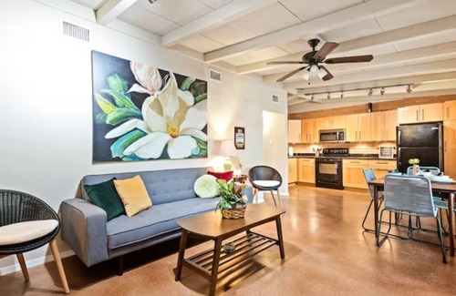 Hancock House | 2 Units with 5 bedrooms, 10 Mins Downtown, Next to UT, Free parkingn