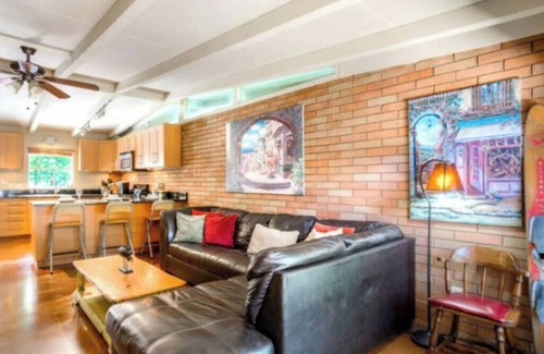 Hancock House | 2 Units with 5 bedrooms, 10 Mins Downtown, Next to UT, Free parkingn