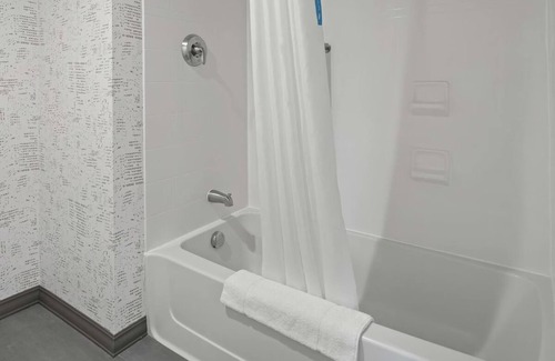 Cranberry Township Hotel | 2 Units with Free Breakfast and Parking! Indoor Pool! Close to North Park!