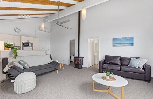 Wongarra Apartment | 2 Whitecrest Resort - Pool & Amazing Ocean Views