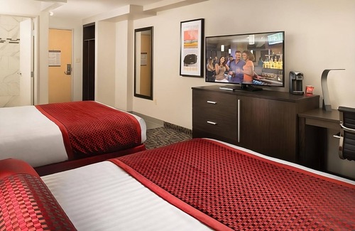 Gateway District Hotel | 2 x Elite 2 Queens at The STRAT Hotel, Casino & Tower