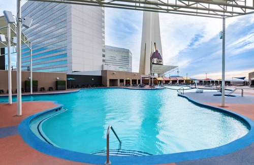 Gateway District Hotel | 2 x Elite 2 Queens at The STRAT Hotel, Casino & Tower