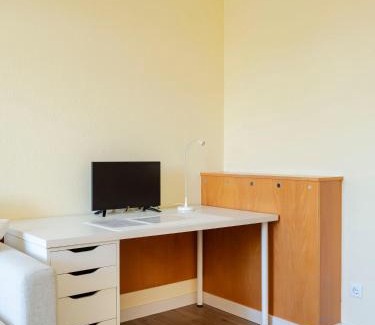 Wedding Apartment | 2-Zimmer City Apartment Berlin Mitte 50m2 - U-Bahn Leopoldplatz by Rooms Berlin