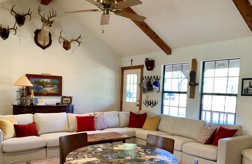 Floresville House | 20 Min to Riverwalk! 3 Homes w/ lots of space, Fire pit, Rec Room, big deck