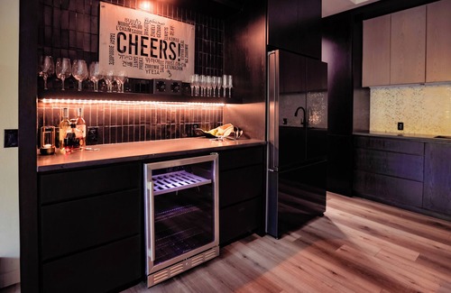 Austin House | 20 mins to downtown/Cowboy Pool/Hot Tub/Patio/Sleeps 12