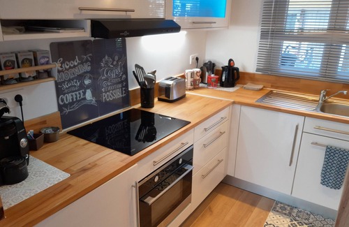 Le Pin Apartment | 20 minutes from Disney! Tiny House at the bottom of the garden, ideal for families.