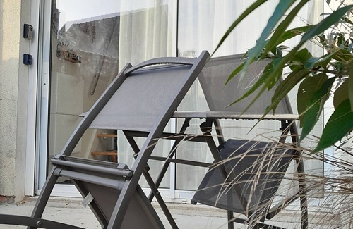 Le Pin Apartment | 20 minutes from Disney! Tiny House at the bottom of the garden, ideal for families.