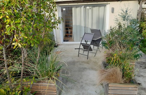 Le Pin Apartment | 20 minutes from Disney! Tiny House at the bottom of the garden, ideal for families.