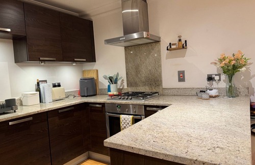 Plaistow and Sundridge Apartment | 20 minutes to Central London! Family-size gated apartment with en-suite bathroom