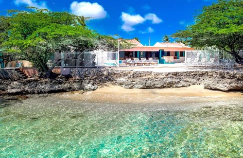 Savaneta House | 20% OFF FOR FIRST 3 BOOKINGS - NEW Listing - Beachside One-Bedroom Suite