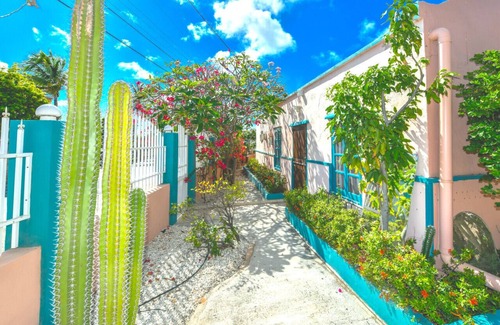 Savaneta House | 20% OFF FOR FIRST 3 BOOKINGS - NEW Listing - Beachside One-Bedroom Suite