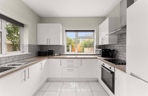 Southsea House | 20% OFF | Modern 4BR | Contractors & Family Stays