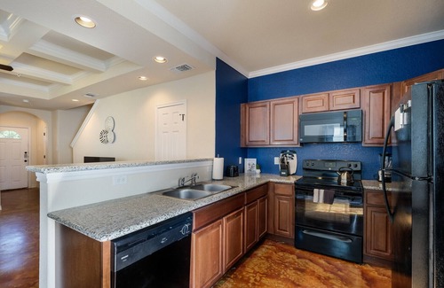 Selma House | 20% OFF Updated 3BR 2.5BTH Townhome - Pet-friendly - Fast WiFi-Driveaway Parking