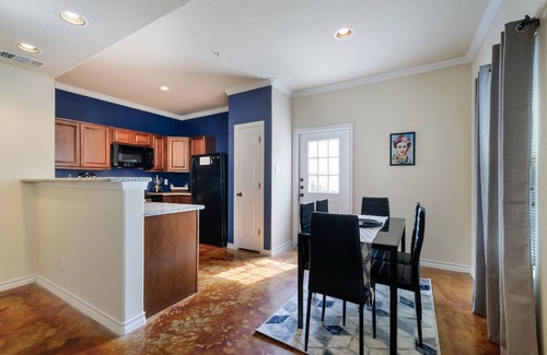 Selma House | 20% OFF Updated 3BR 2.5BTH Townhome - Pet-friendly - Fast WiFi-Driveaway Parking