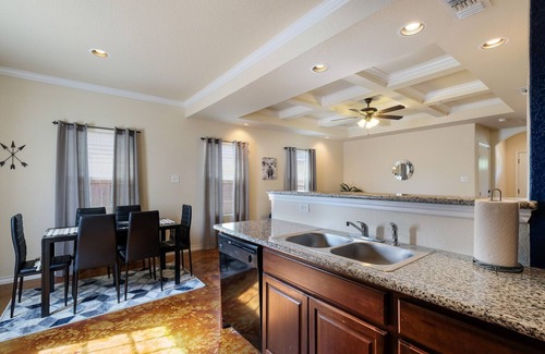 Selma House | 20% OFF Updated 3BR 2.5BTH Townhome - Pet-friendly - Fast WiFi-Driveaway Parking