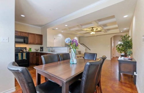 Selma House | 20% OFF Updated 3BR 2.5BTH Townhome - Pet-friendly - Fast WiFi-Driveaway Parking