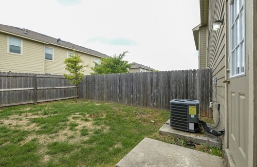 Selma House | 20% OFF Updated 3BR 2.5BTH Townhome - Pet-friendly - Fast WiFi-Driveaway Parking