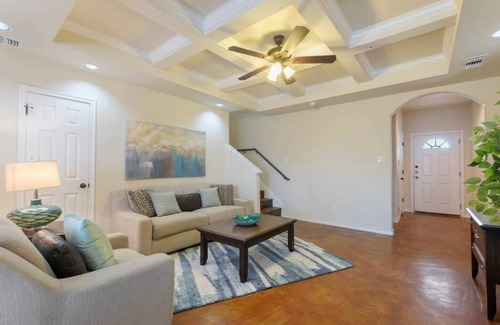 Selma House | 20% OFF Updated 3BR 2.5BTH Townhome - Pet-friendly - Fast WiFi-Driveaway Parking