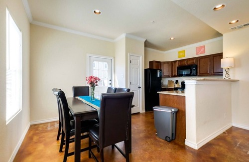 Selma House | 20% OFF Updated 3BR 2.5BTH Townhome - Pet-friendly - Fast WiFi-Driveaway Parking