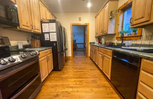 Shippenville Cabin | 200-acre Double Bore Ranch - 6 Bedroom, 8 Bathroom Lodge, Sleeps 18
