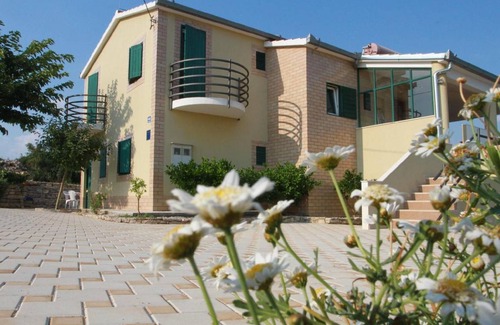 Solta House | 200 m² House ∙ 6 bedrooms ∙ 12 guests