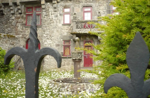Besse-en-Chandesse Cottage | 200m medieval cottage 'key holiday' + 2 pers sunny south balcony - WIFI