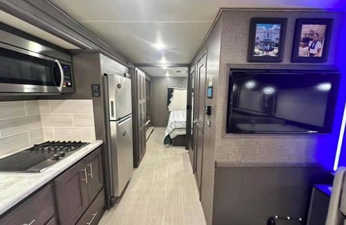 Fredericksburg House | 2021 Thor Motor Coach Challenger