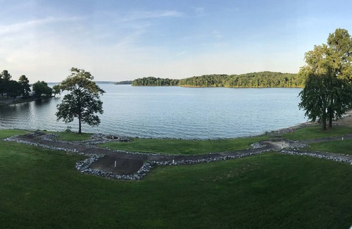 Benton Condo | 2023 RENOVATED Waterfront Condo, Great Location-Boat Rental-Pool-Fire Pit