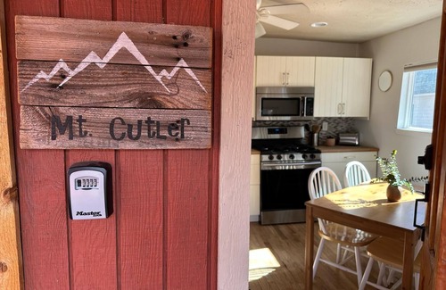 Manitou Springs Historic District Cabin | 2024 Remodeled Creekside Cabin Steps to Downtown Manitou Springs Lic#9244nnnnnnn