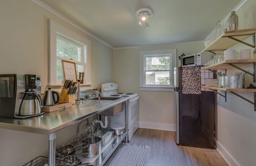 Three Oaks Cottage | 2025/2026 Open! Three Oaks Charmer W/Two Night Summer Minimum