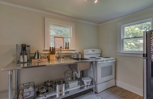 Three Oaks Cottage | 2025/2026 Open! Three Oaks Charmer W/Two Night Summer Minimum