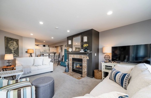 New Buffalo Condo | (2026 OPEN!) Lake Views New Buffalo Condo w/Association Pool!