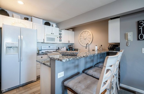 New Buffalo Condo | (2026 OPEN!) Lake Views New Buffalo Condo w/Association Pool!