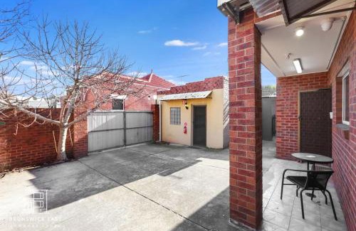Brunswick East Hotel | 208 Queen BR with Fast WiFi - Brunswick East