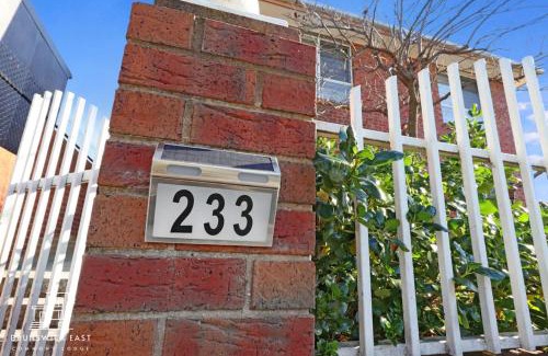 Brunswick East Hotel | 208 Queen BR with Fast WiFi - Brunswick East