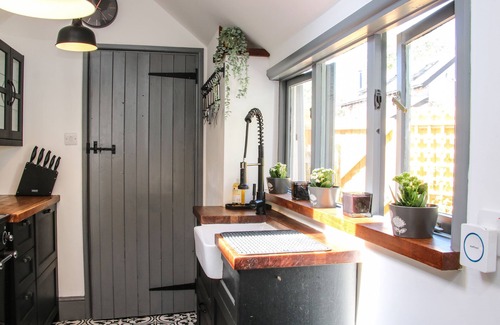 Bishops Castle Cottage | 21 HIGH STREET, pet friendly, with a garden in Bishop's Castle