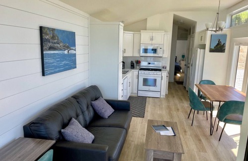 Regional District of Mount Waddington Cottage | 21 - Whale's Breach Cottage By The Sea at Alder Bay