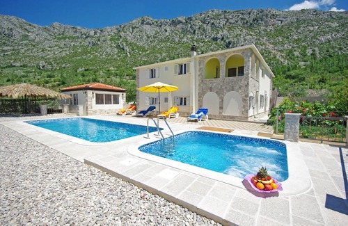 Vrgorac House | 210 m² House ∙ 4 bedrooms ∙ 10 guests