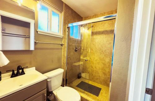 East San Mateo House | 2139 SanMateo 3B AC Home Parking WIFI fully Fenced Yard