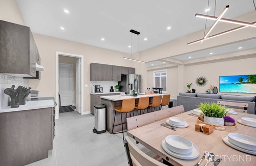 Thorold House | 22min drive to Niagara. Sleeps 10. 1GB. 5 Bd/4 Bth