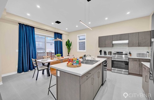 Thorold House | 22min drive to Niagara. Sleeps 10. 1GB. 5 Bd/4 Bth